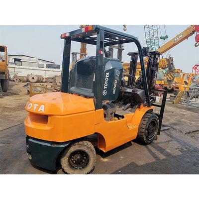 Japanse vorkheftrucks Gebruikte Toyota 7f30 Diesel vorkheftruck 3 ton Telehandler Routine vorkbreedte