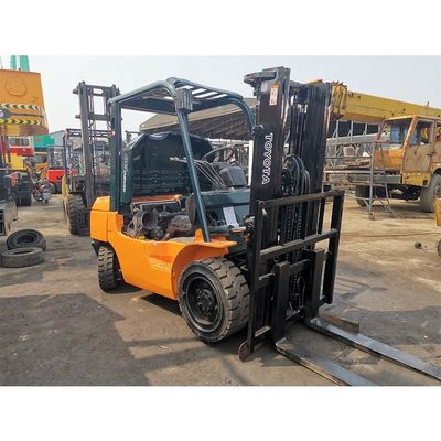 Japanse vorkheftrucks Gebruikte Toyota 7f30 Diesel vorkheftruck 3 ton Telehandler Routine vorkbreedte