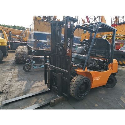 Japanse vorkheftrucks Gebruikte Toyota 7f30 Diesel vorkheftruck 3 ton Telehandler Routine vorkbreedte