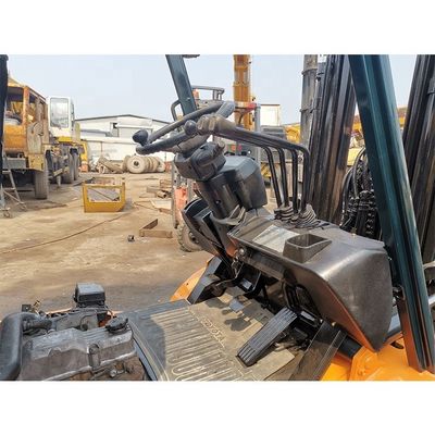 Japanse vorkheftrucks Gebruikte Toyota 7f30 Diesel vorkheftruck 3 ton Telehandler Routine vorkbreedte
