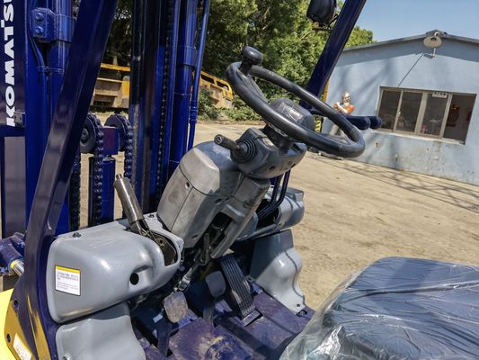 1200mm Vorklengte Komatsu FD30-14 3TON Vorklift voor restaurant tweedehands 2stage 3stage