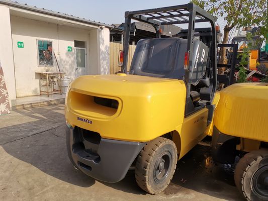 Essentiële uitrusting van drukkerijen Gebruikte Komatsu FD50-7 5 ton vorkheftrucks uit Japan