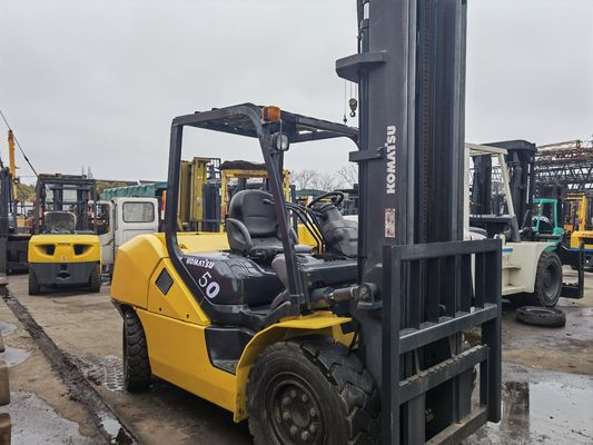 Gebruikte Komatsu 5ton Diesel vorkheftrucks FD50-10 FD50-7 Vorkheftrucks met twee trappen mast