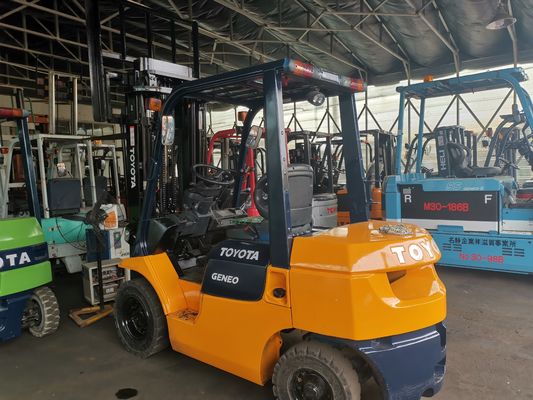 Krachtige benzinemotor 2012 Toyota 2,5 ton vorkheftruck met cilinder en zijverschuiving