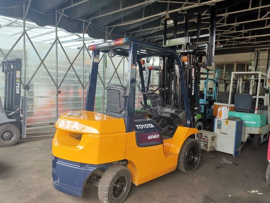 Krachtige benzinemotor 2012 Toyota 2,5 ton vorkheftruck met cilinder en zijverschuiving