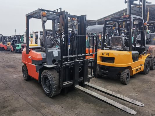 3000 kg Gewicht Gebruikte Toyota FD30 vorkheftruck met klem zijverschuiving Links en rechts
