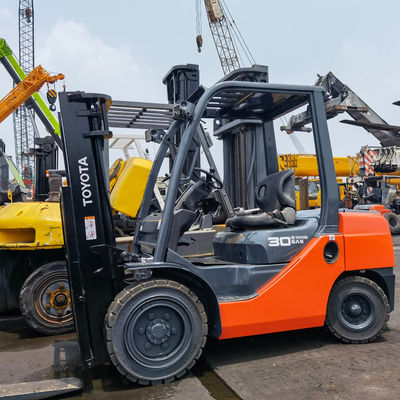 Krachtige benzine motor gebruikt 3 ton Toyota vorkheftruck met zijverschuiving op Shanghai Yard