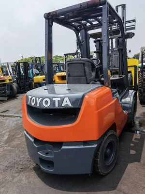 Krachtige benzine motor gebruikt 3 ton Toyota vorkheftruck met zijverschuiving op Shanghai Yard