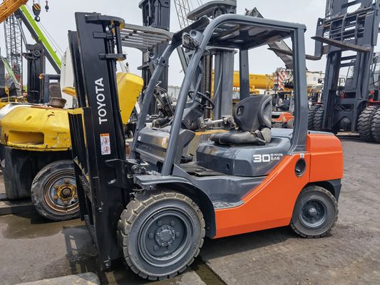 Krachtige benzine motor gebruikt 3 ton Toyota vorkheftruck met zijverschuiving op Shanghai Yard