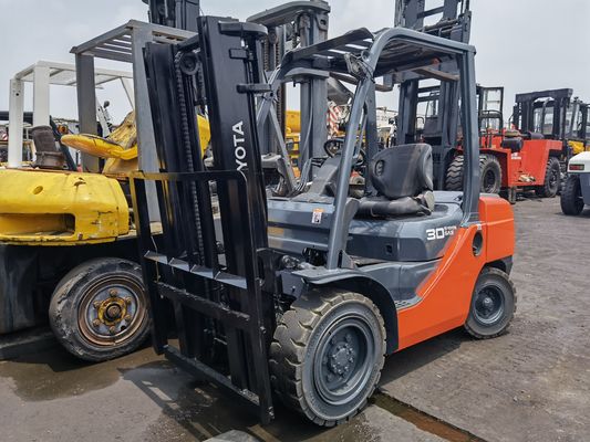Krachtige benzine motor gebruikt 3 ton Toyota vorkheftruck met zijverschuiving op Shanghai Yard