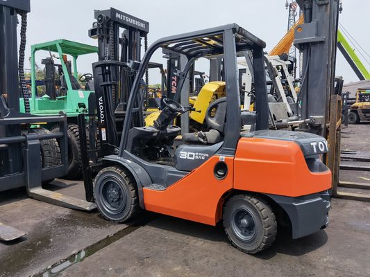 Krachtige benzine motor gebruikt 3 ton Toyota vorkheftruck met zijverschuiving op Shanghai Yard