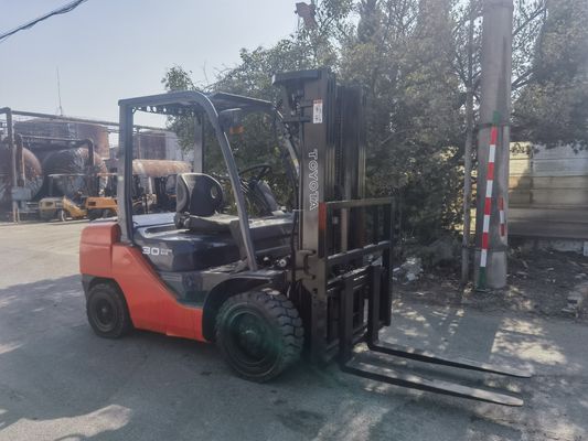 TOYOTA 8F30 7F30 FD30 dieselmotor vorkheftruck met een vorklengte van 4,5 m en een mast van 3 trappen