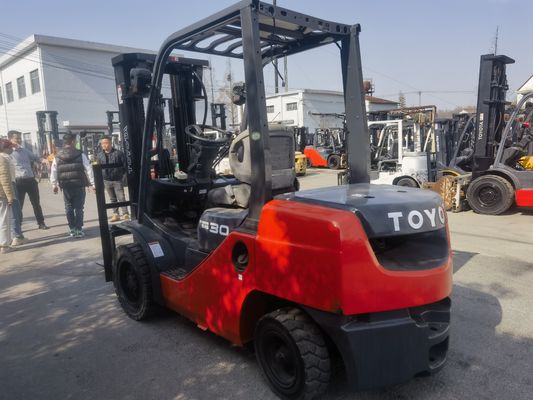 Toyota 3 ton gebruikte vorklift met 2 trappen mast en 3-4,5m hefhoogte in uitstekende staat