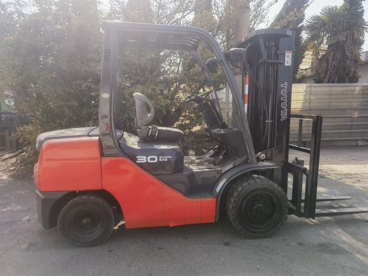 Toyota 3 ton gebruikte vorklift met 2 trappen mast en 3-4,5m hefhoogte in uitstekende staat