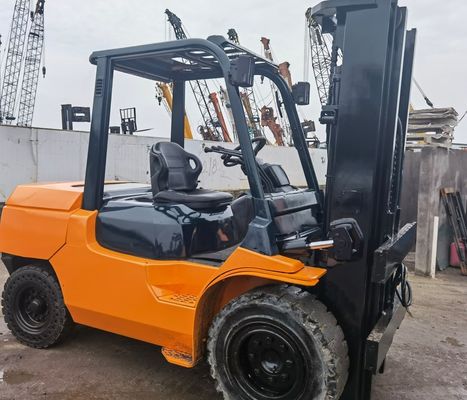 Gebruikte Toyota vorklift benzine gas 2,5 ton 3 ton in Shanghai Yard met Vork Breedte routine