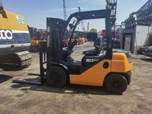 2 ton Toyota vorkheftruck met 3 stappen mast zijdelingse schakeling Toyota stoel 4,5 m hefhoogte