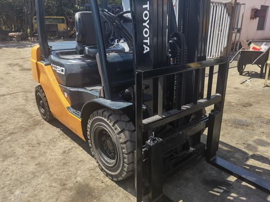 2 ton Toyota vorkheftruck met 3 stappen mast zijdelingse schakeling Toyota stoel 4,5 m hefhoogte