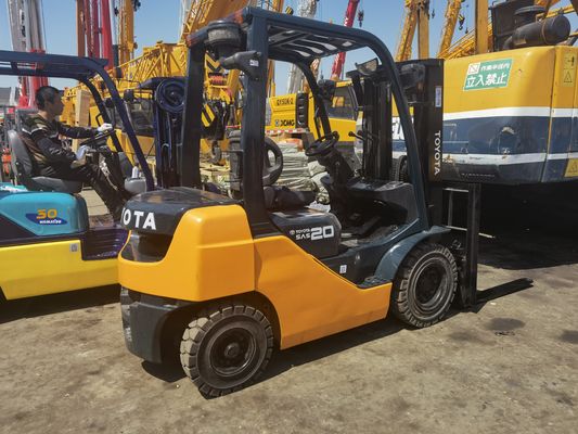 2 ton Toyota vorkheftruck met 3 stappen mast zijdelingse schakeling Toyota stoel 4,5 m hefhoogte
