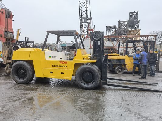 TCM FD100 10 ton diesel vorkheftruck met een hefhoogte van 3 m en een vorkbreedte van 4,5 m in Shanghai