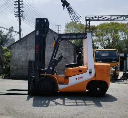 Krachtige TCM FD30T6 3 ton vorkheftruck met drievormige vork en zijverschuiving gebruikt in Shanghai Yard