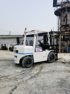 Krachtige dieselmotor 5 ton TCM 3-stage 4.5m FD100 DF50 FD70 Gebruikte vorkheftruck in Japan