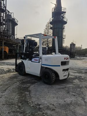 Krachtige dieselmotor 5 ton TCM 3-stage 4.5m FD100 DF50 FD70 Gebruikte vorkheftruck in Japan