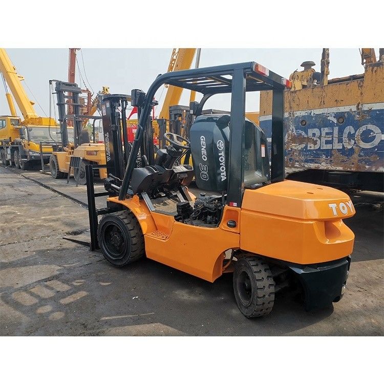 Japanse vorkheftrucks Gebruikte Toyota 7f30 Diesel vorkheftruck 3 ton Telehandler Routine vorkbreedte