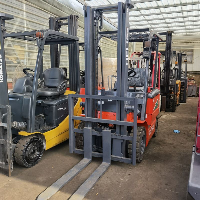18000 kg Gewicht Oranje Kleine vorkheftruck met 3 stappen mast zijdelingse verschuiving en prestaties