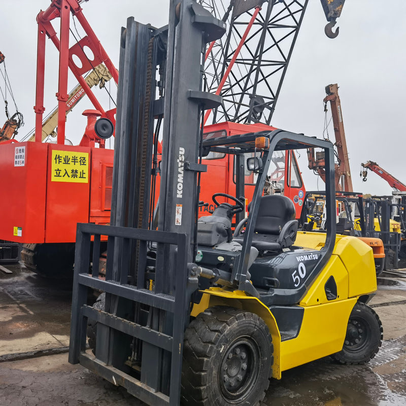 Gebruikte Komatsu 5ton Diesel vorkheftrucks FD50-10 FD50-7 Vorkheftrucks met twee trappen mast
