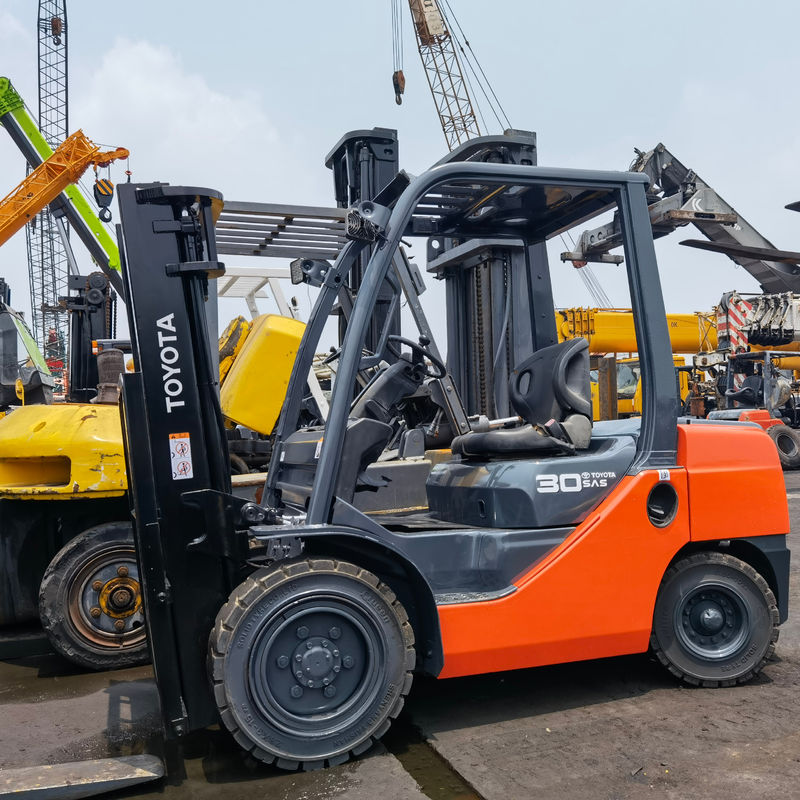 Krachtige benzine motor gebruikt 3 ton Toyota vorkheftruck met zijverschuiving op Shanghai Yard