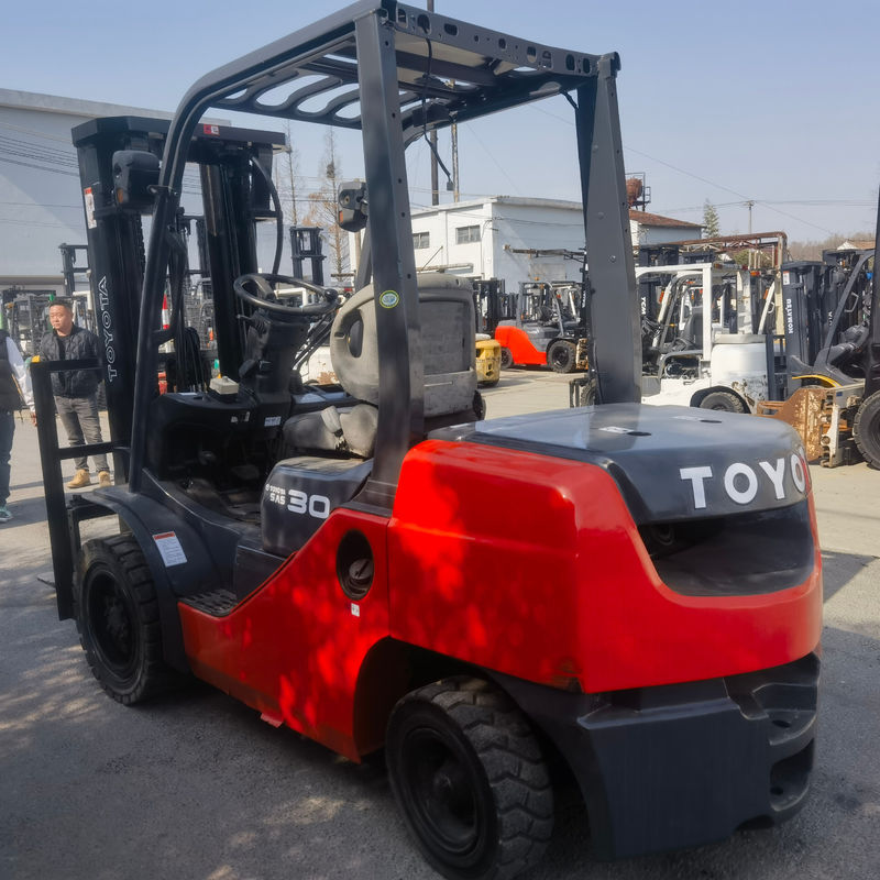 TOYOTA 8F30 7F30 FD30 dieselmotor vorkheftruck met een vorklengte van 4,5 m en een mast van 3 trappen