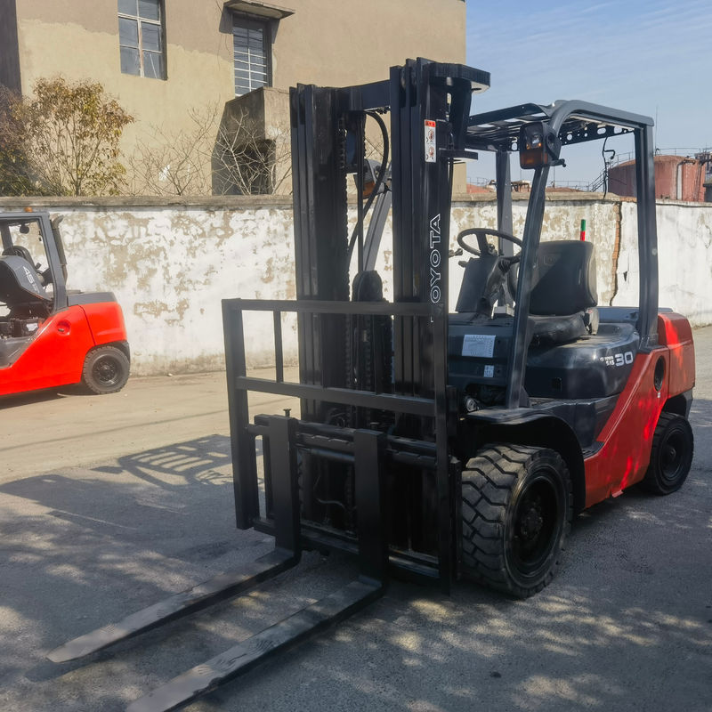 Toyota 3 ton gebruikte vorklift met 2 trappen mast en 3-4,5m hefhoogte in uitstekende staat