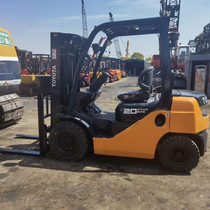2 ton Toyota vorkheftruck met 3 stappen mast zijdelingse schakeling Toyota stoel 4,5 m hefhoogte